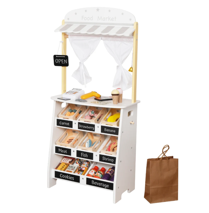 דוכן שוק מעץ עם מגוון אביזרי משחק