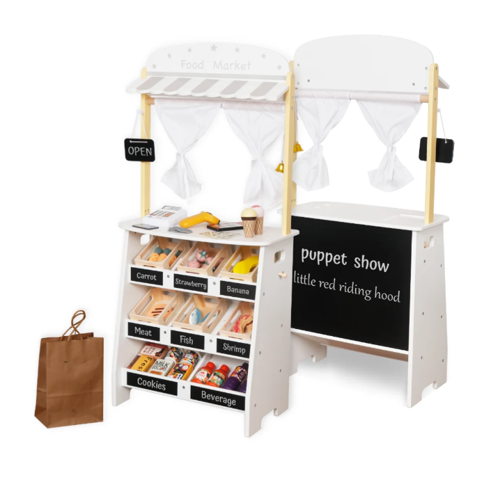 דוכן שוק מעץ עם מגוון אביזרי משחק