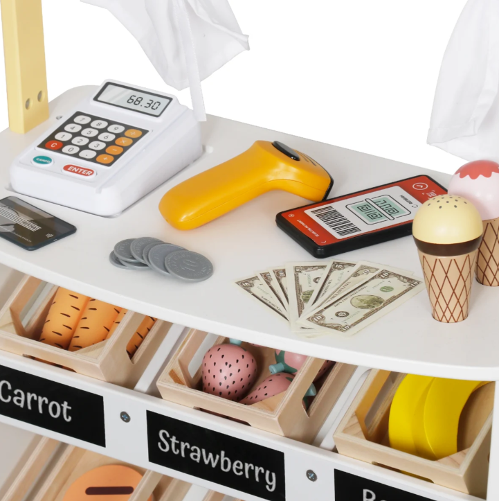 דוכן שוק מעץ עם מגוון אביזרי משחק