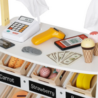 דוכן שוק מעץ עם מגוון אביזרי משחק