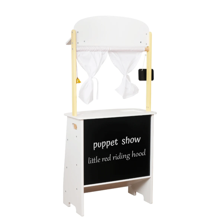 דוכן שוק מעץ עם מגוון אביזרי משחק