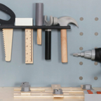 שולחן נגרות מעוצב מעץ לילדים עם כלי עבודה