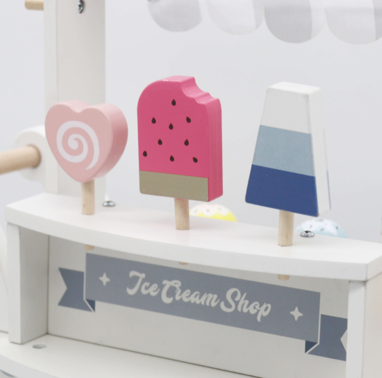 עגלת גלידה מעוצבת מעץ בצבע לבן