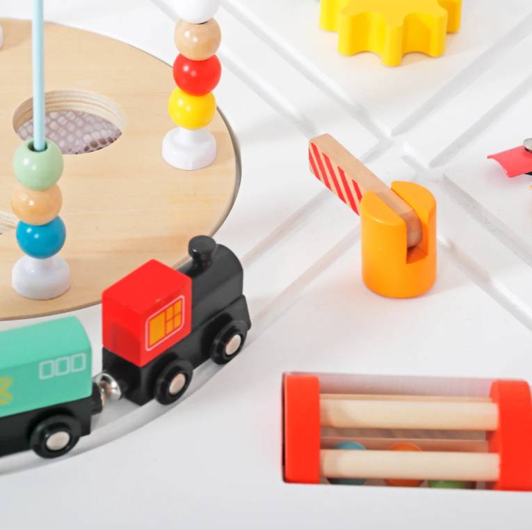 שולחן פעילות מעץ לקטנטנים - דגם "לביא"