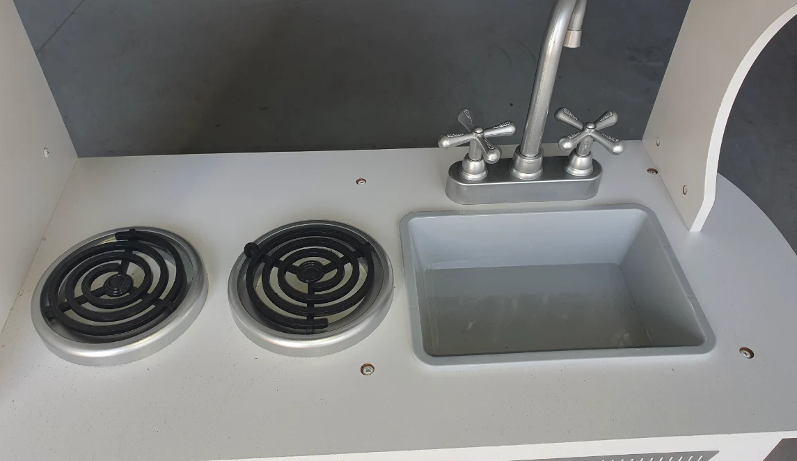 מטבח מעץ מעוצב לילדים - דגם "צור"