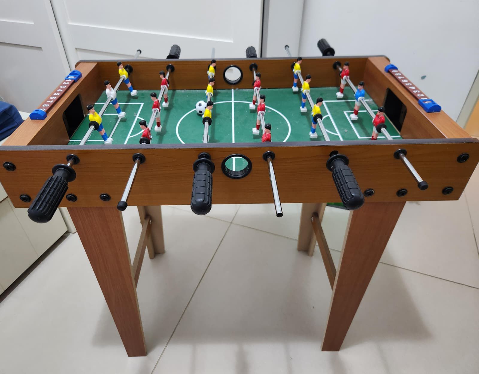 שולחן משחק מיני כדורגל עם רגליים